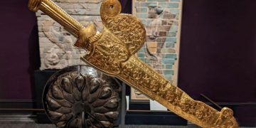 آکیناکه شمشیر زرین هخامنشی