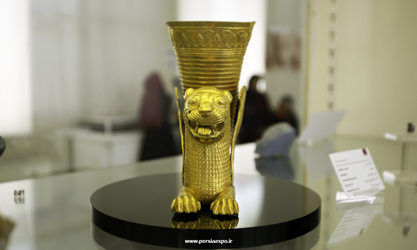 تکوک زرین شیر بالدار هخامنشی