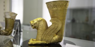 تکوک زرین شیر بالدار هخامنشی